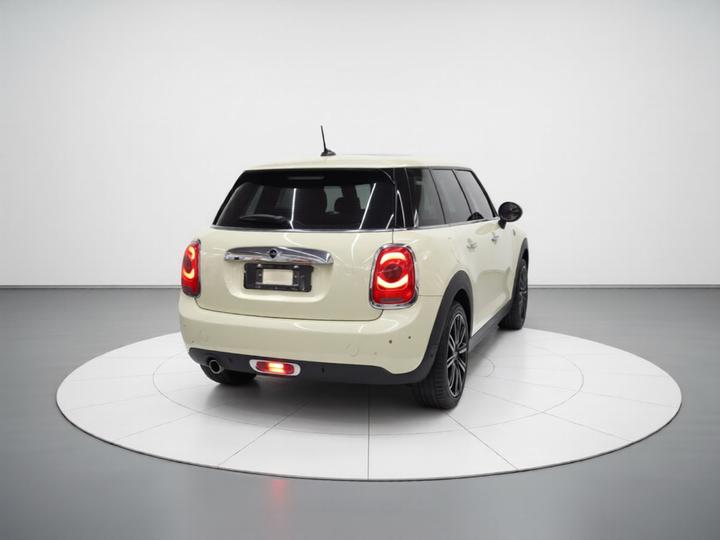 2021 1.5T ONE PLUS 5-Door photo 3