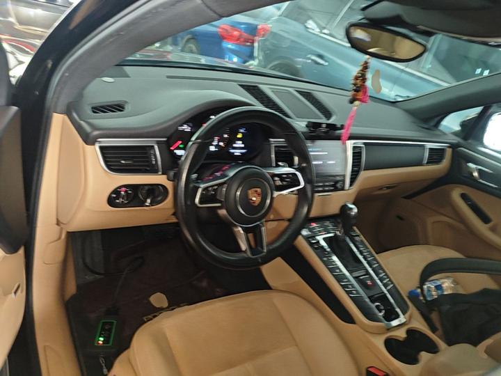 2017 Macan 2.0T photo 2
