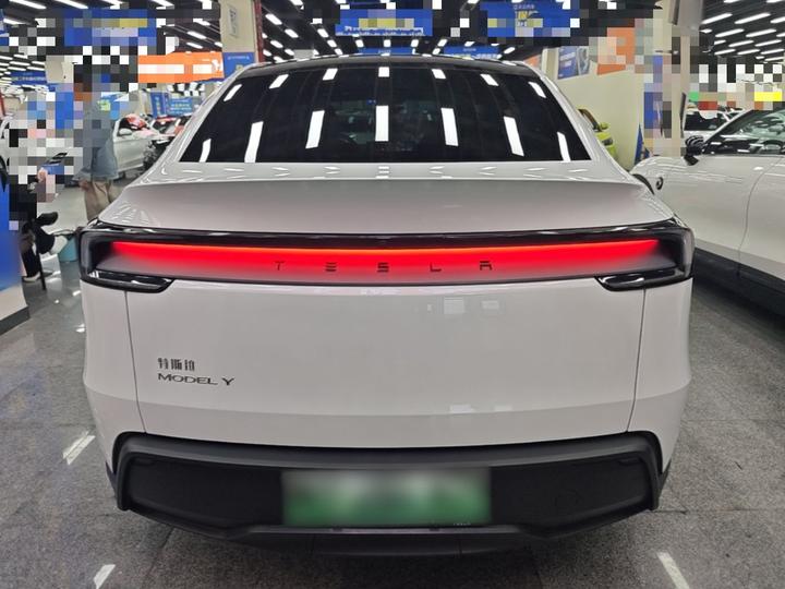 Model Y 2025 RWD photo 5