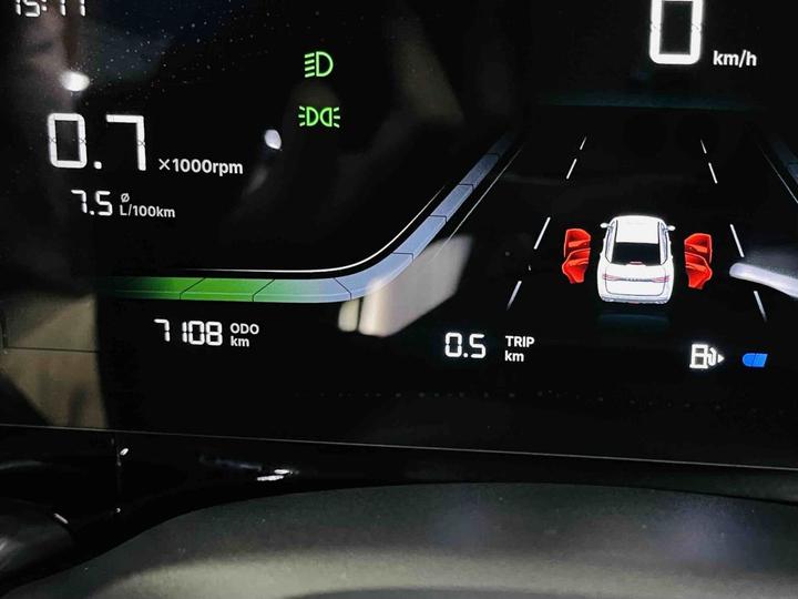 Emgrand 2026 5 1.5L CVT Luxury photo 2