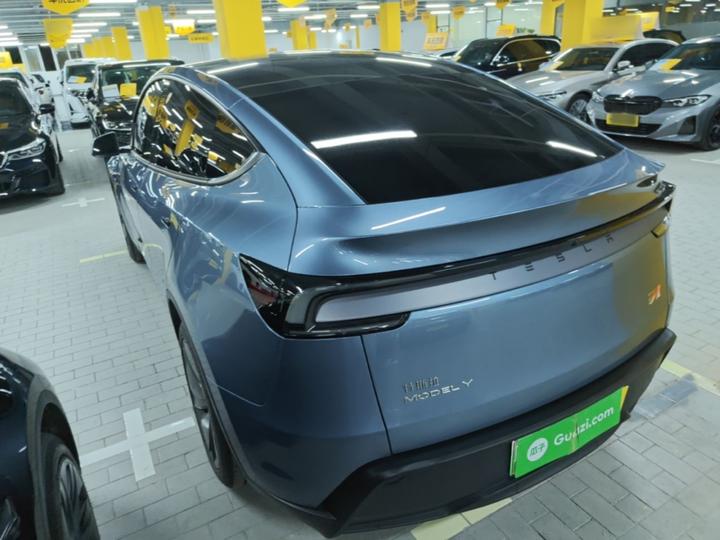 Model Y 2025 RWD Launch Edition photo 4