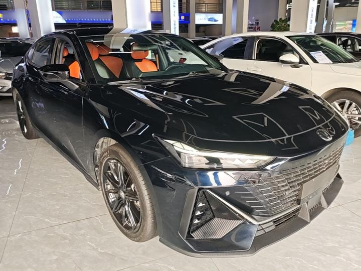 UNI-V 2022 1.5T Premium photo 3