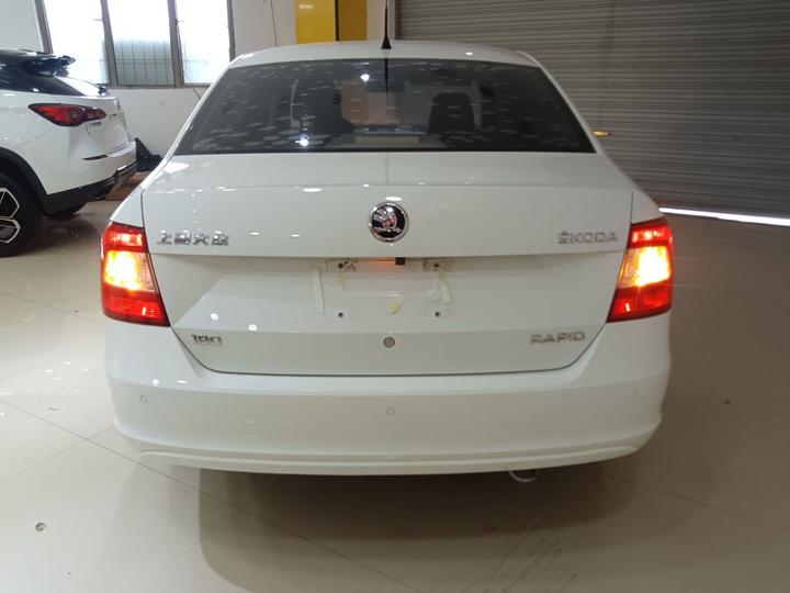 Rapid 2016 1.6L AT photo 3