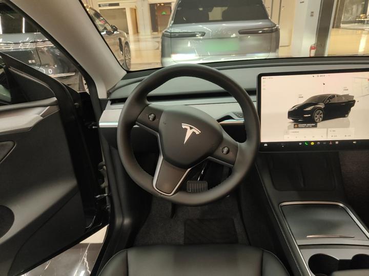 Model Y 2024 RWD photo 2