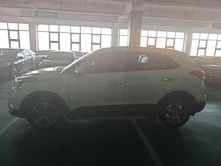 ix25 2017 1.6L AT Smart photo 3