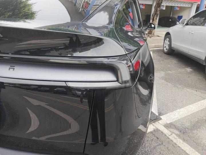 Model Y 2025 RWD photo 7