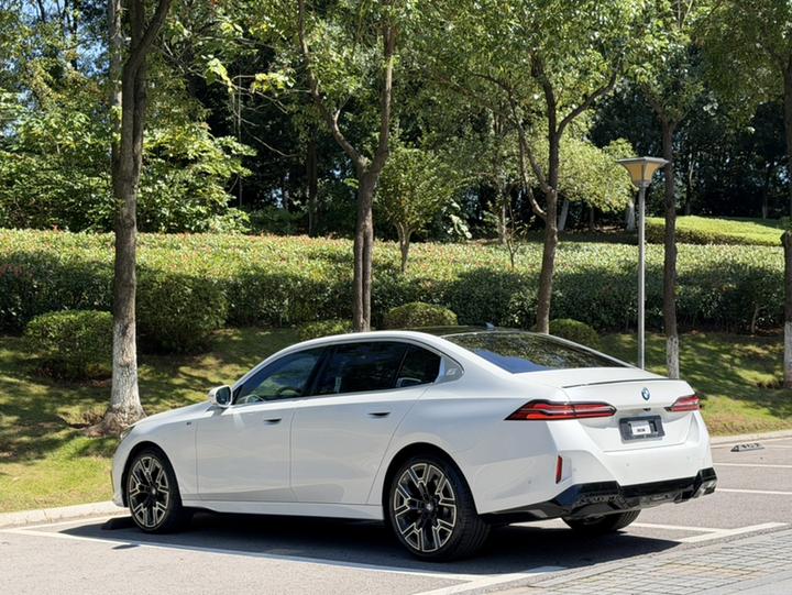 5 Series 2024 530Li Exclusive M Sport Package photo 6