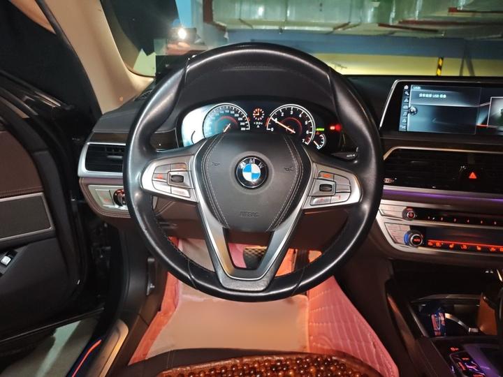 7 Series 2016 730Li Leading photo 3