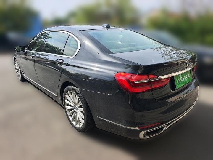 7 Series 2017 740Li Leading photo 4