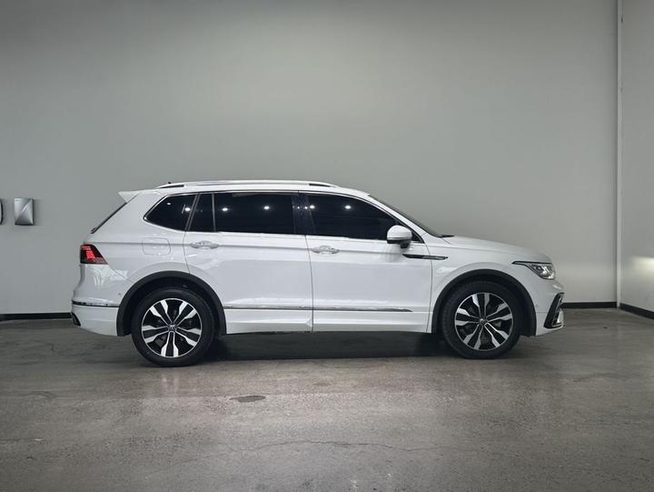 Tiguan L 2023 330TSI AT RWD R-Line Flagship photo 4