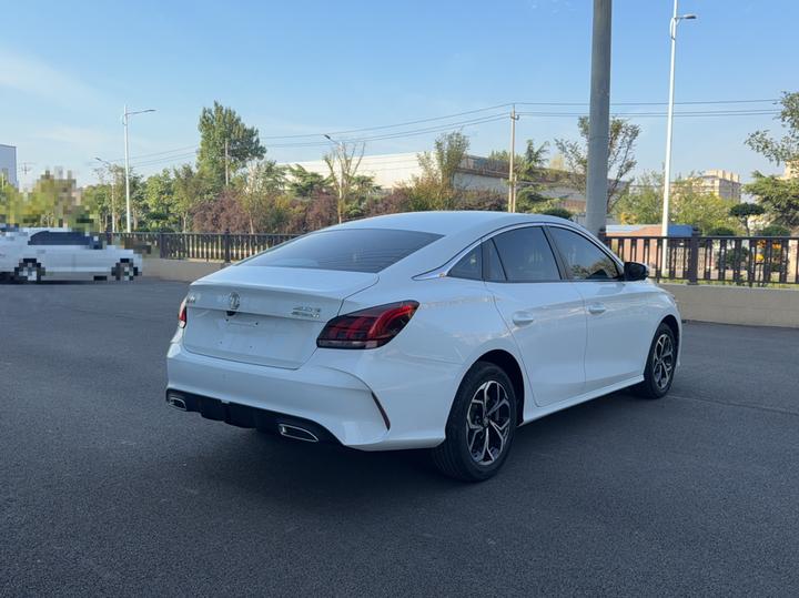 MG5 2023 180DVVT CVT Luxury photo 3