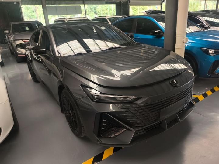 UNI-V 2022 1.5T Premium photo 3