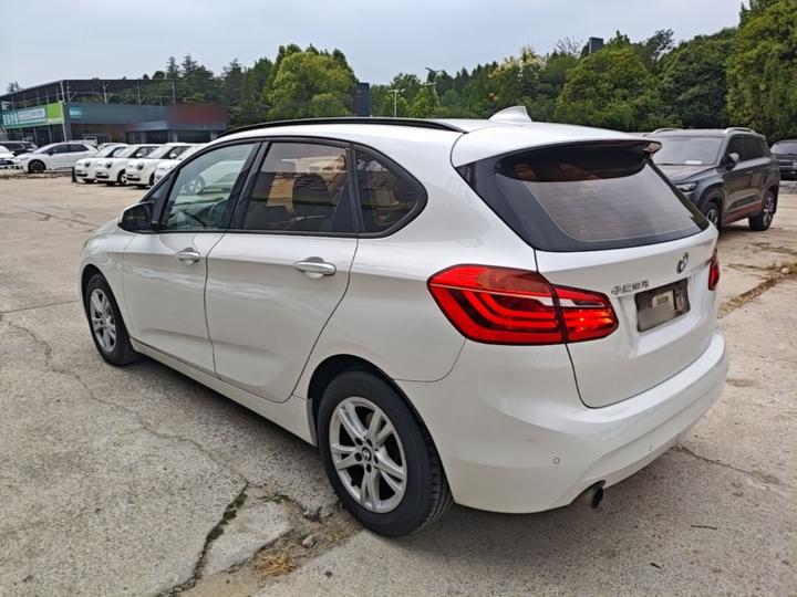 2 Series Wagon 2016 218i Leading photo 4