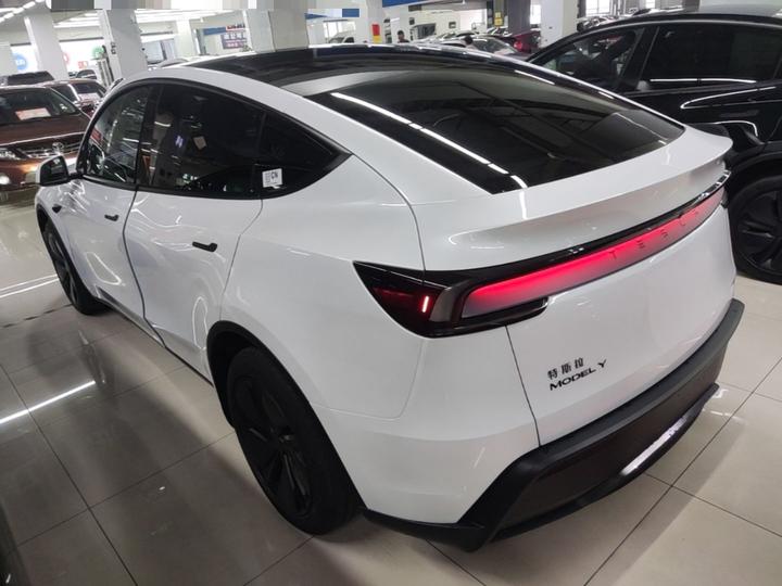 Model Y 2026 RWD photo 4