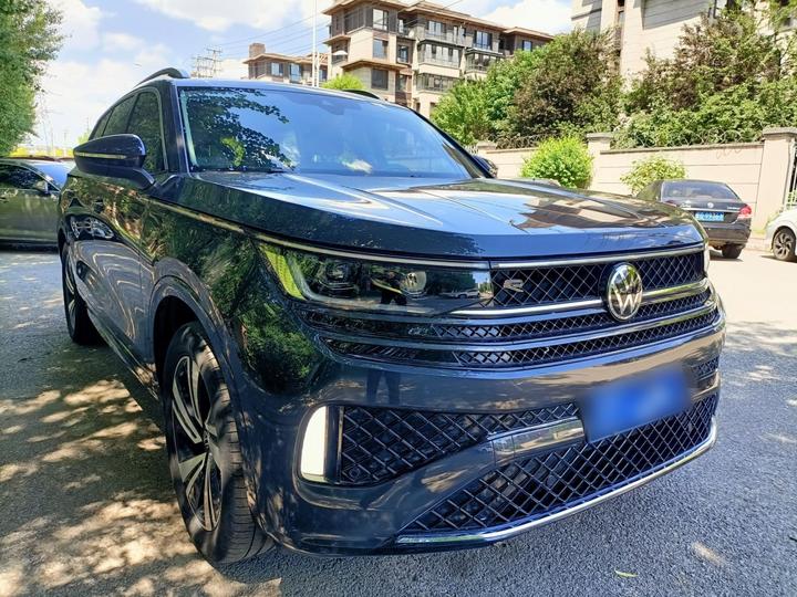 2024 380TSI AWD R-Line photo 3