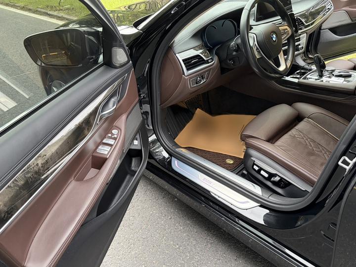 7 Series 2017 740Li Leading photo 7