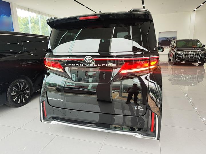 2024 Crown Hybrid 2.5L Supreme Executive photo 3
