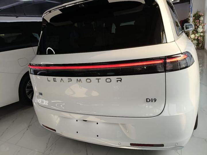 Leapmotor D19 2026 EREV 500 Smart Premium 6-Seater photo 5