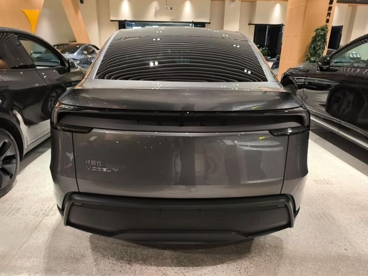 Model Y 2025 RWD photo 3