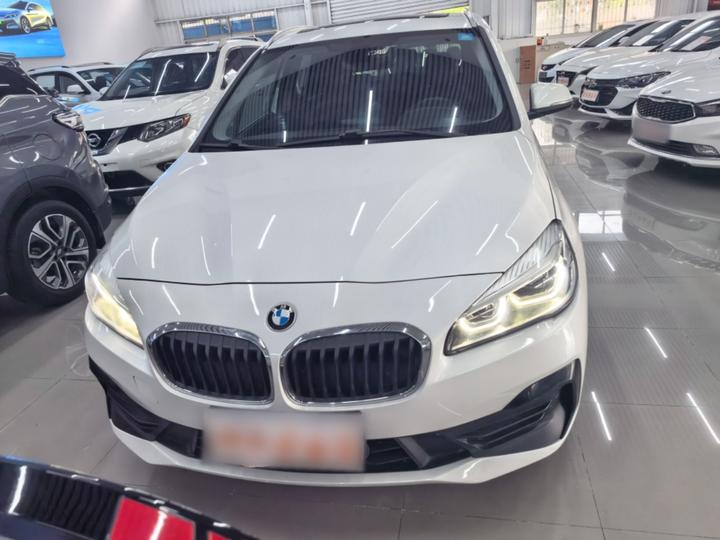 2 Series Wagon 2018 218i Leading photo 2