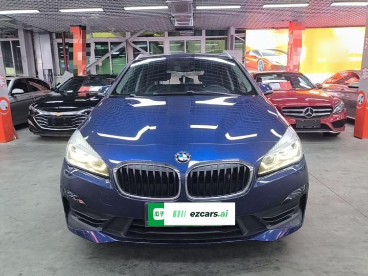 2 Series Wagon 2019 218i Leading photo 2