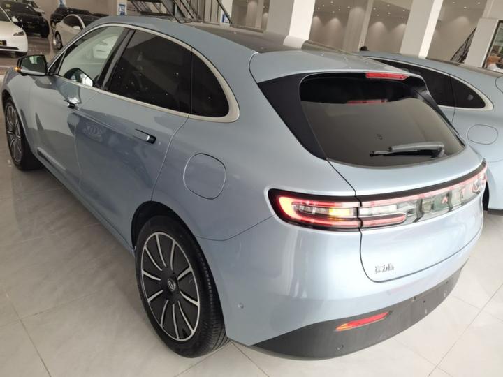 HIMA AITO M5 2022 EV AWD Performance photo 4