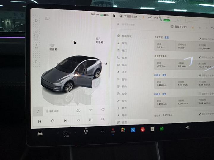 Model Y 2025 Long Range AWD Launch Edition photo 8
