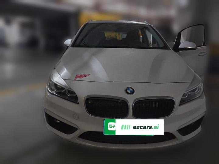 2 Series Wagon 2016 220i Leading photo 2