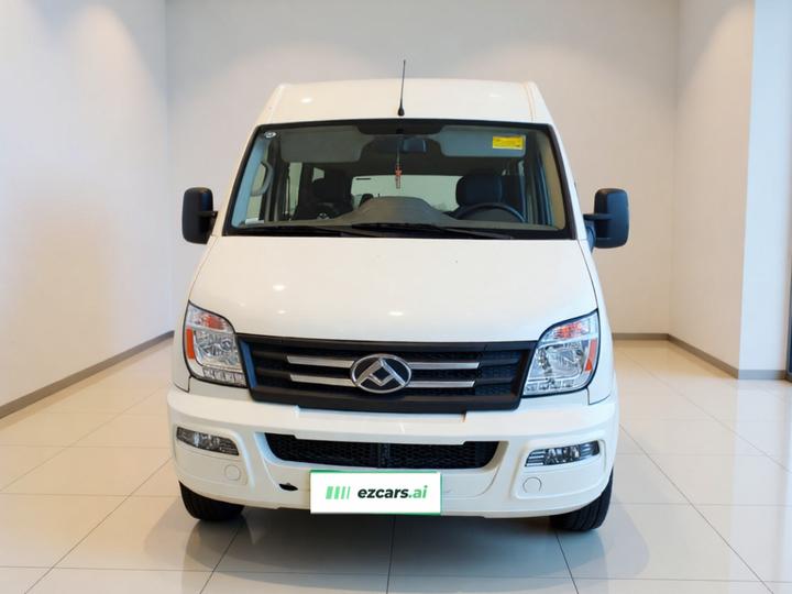 MAXUS V80 2023 2.0T MT Classic Short Wheelbase 5/6-Seater photo 2