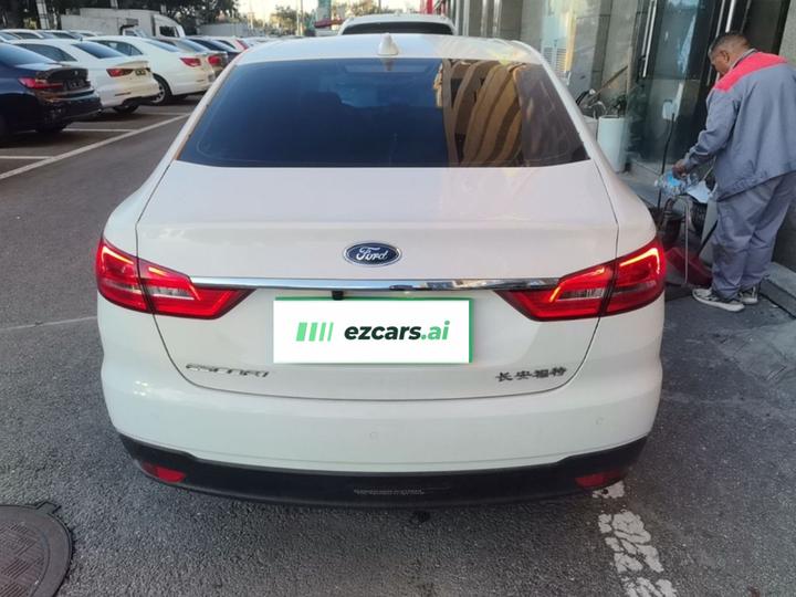 Escort 2019 1.5L AT photo 3