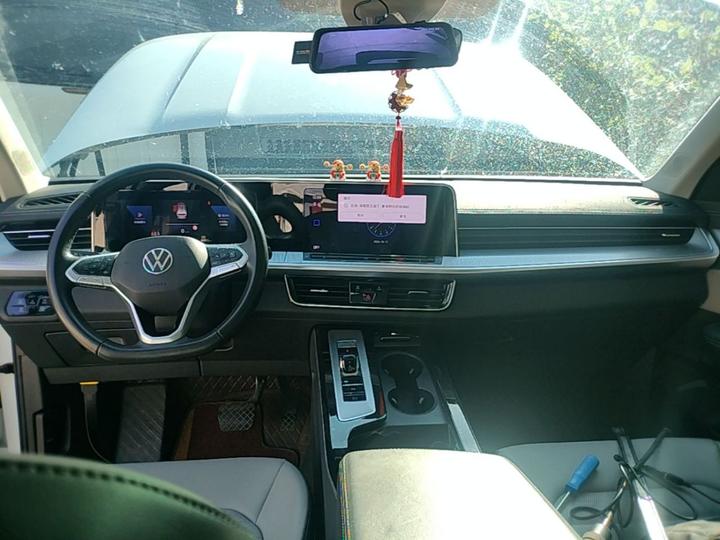 2023 330TSI Luxury photo 5