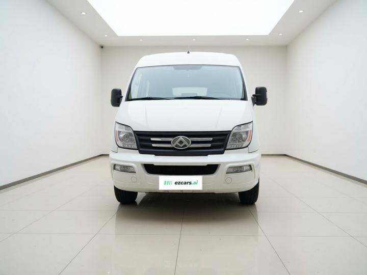 MAXUS V80 2021 2.0T MT Classic Short Wheelbase 5/6-Seater photo 2