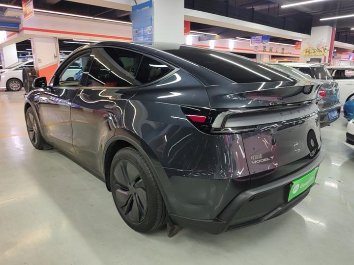 Model Y 2025 RWD photo 4
