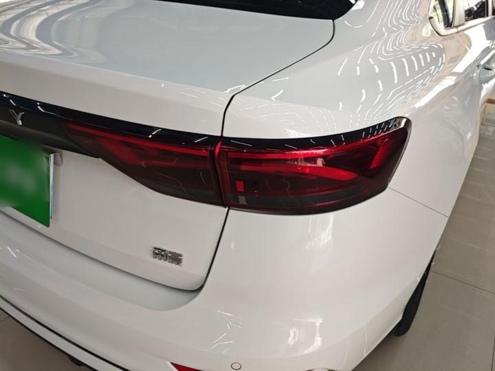 Emgrand 2022 4 1.5L MT Luxury photo 7