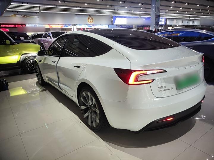 Model 3 2023 RWD photo 4