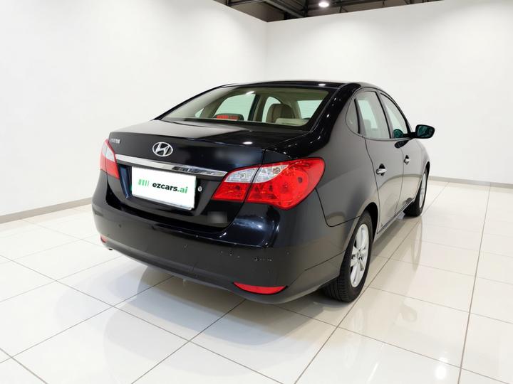 Dynamic 2011 1.6L MT Luxury photo 6