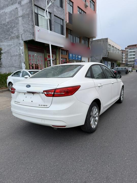 Escort 2015 1.5L MT Fashion photo 4