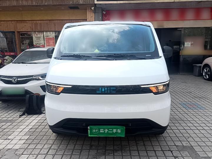 E 2025 53.58kwh Medium Wheelbase photo 2