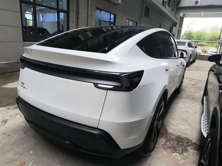 Model Y 2025 RWD photo 4
