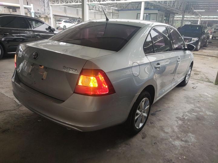 Rapid 2016 1.6L AT photo 4