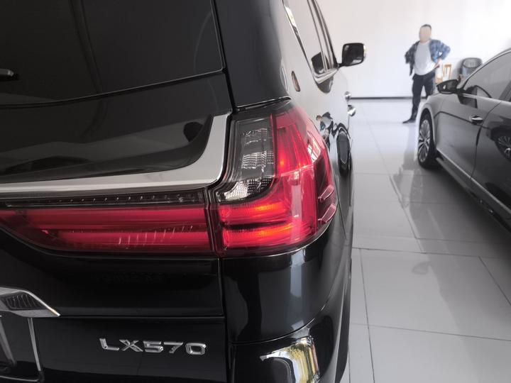 LX 2019 570 Luxury photo 8