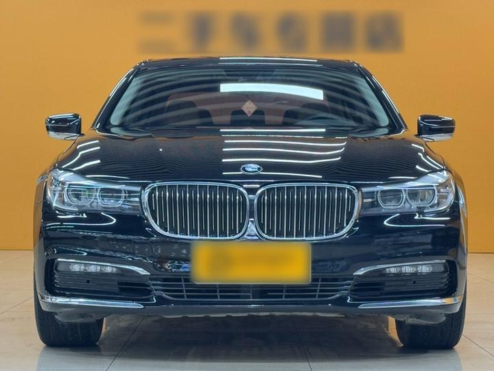 7 Series 2016 730Li Leading photo 2
