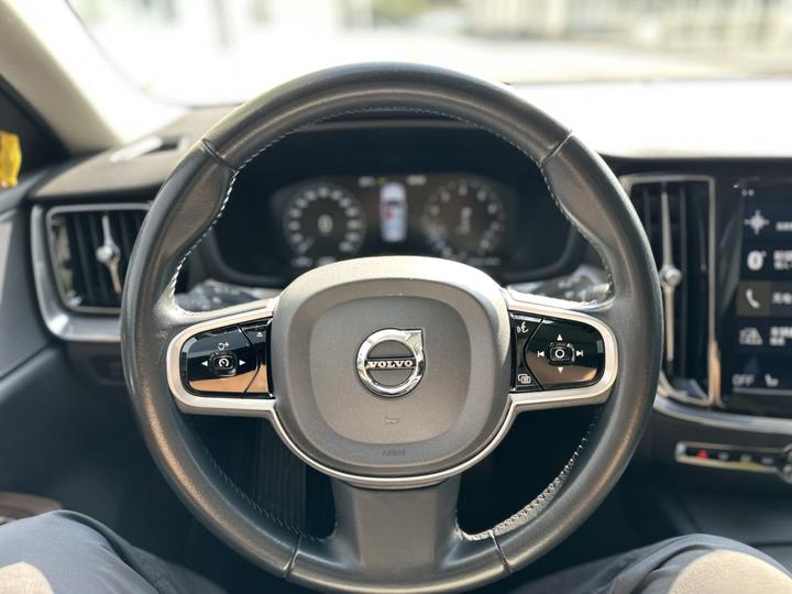 V60 2020 T5 Luxury photo 3