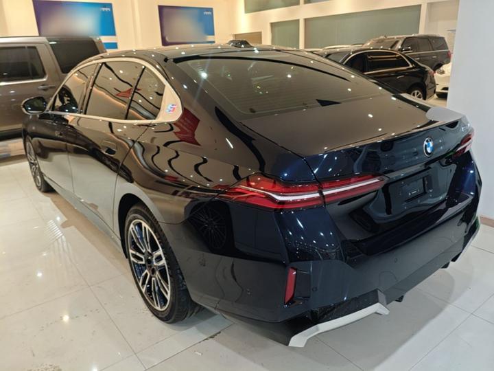 5 Series 2025 530Li Leading M Sport Package photo 4