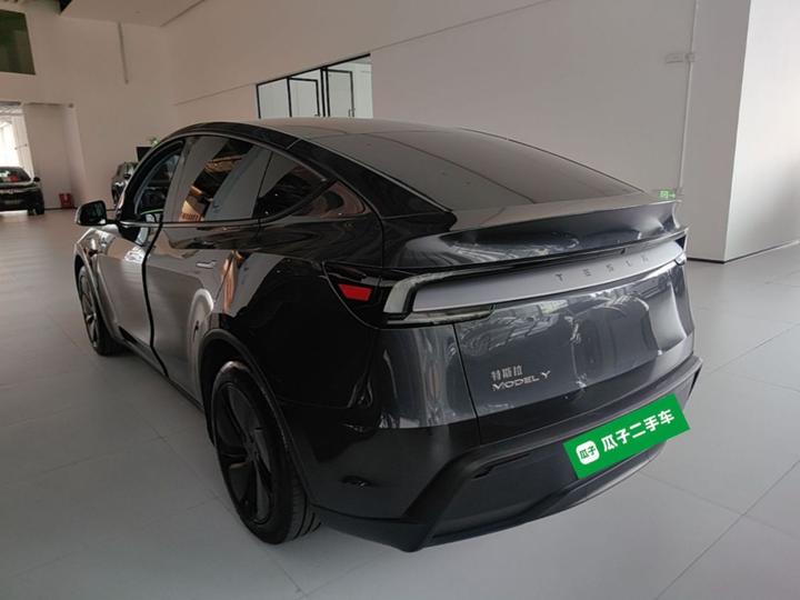 Model Y 2025 RWD Launch Edition photo 4