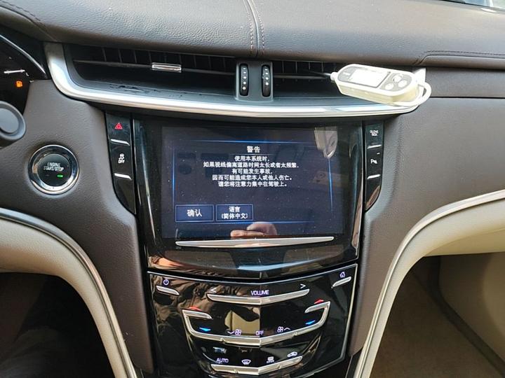 XTS 2016 28T Tech photo 8