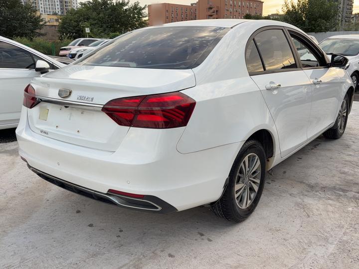 Emgrand 2018 1.5L MT Luxury photo 4