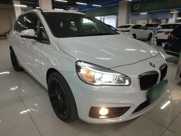 2 Series Wagon 2016 218i Leading photo 3