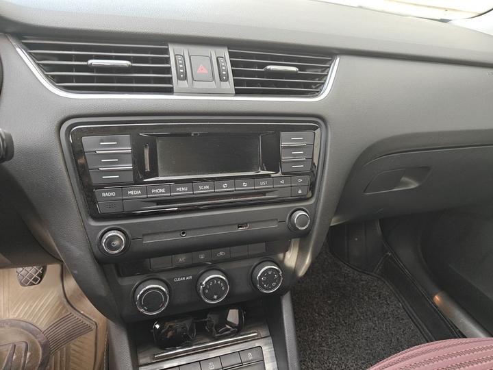 Octavia 2016 1.6L MT photo 5