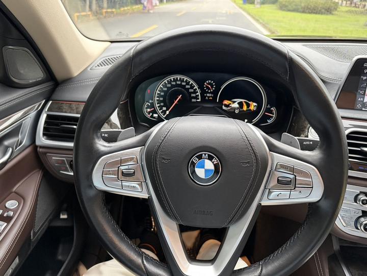 7 Series 2017 740Li Leading photo 3